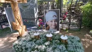 Ваганьковское кладбище 1 мая пришло много родственников умерших, чтобы прибрать могилки к Радонице.