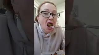 Обедаю на работе.