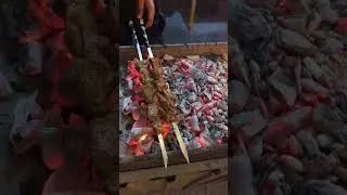 Готовят шашлык в Кафе "Терраса", Хива, Узбекистан. Fry Kebab in Terrasa cafe, Khiva, Uzbekistan.