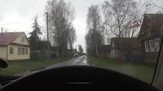 Едем по селу.