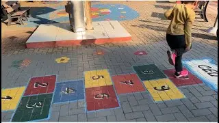 Diversão pulando amarelinha com o papai.