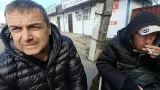 подарил бездомному коляску