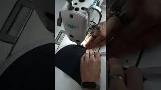 Окантовка деталей при пошиве мужских джинсов.
