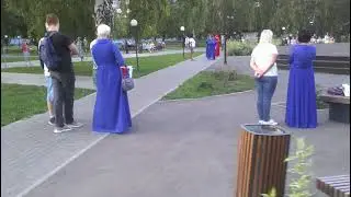 На эстраде трио "Девчата"...