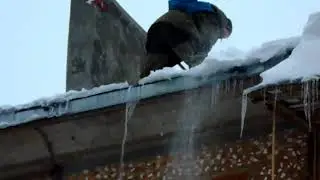 Очистка кровли ул.Свердлова 47А, льётся вода при минус 5