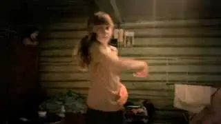 Девочка танцует танец на сколько её хватит
