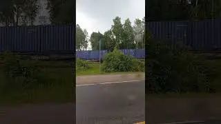 2ТЭ25КМ с контейнерами через переезд Мартышкино