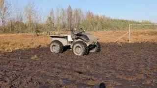 Вездеход - Каракат ТАЙГА 2 едет по полю грязи