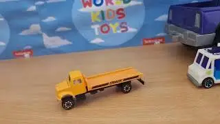 A big car crushes small cars. Máquina grande esmaga máquinas pequenas.