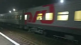 Электровоз ЭП2К-??? со скорым поездом на платформе Алабушево