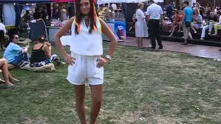 Босая темноволосая девчонка в венке возле Майдана