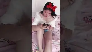Bigo live hot pemandangan mulus cewek duduk diranjang 