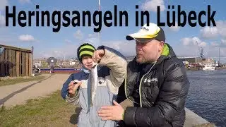 Heringsangeln in Lübeck mit der Familie - er fängt seinen ersten Fisch