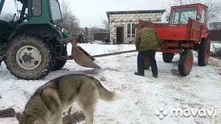 Трактор т16 с заклиневшим коленвалом пытаемся затолкать в гараж для снятия двс.