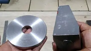 Usinagem e fresamento da base do dispositivo de fresar no torno
