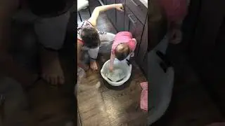 Впервые видит живую рыбу ❤️
