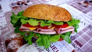 Сэндвич из чиабатты с ветчиной, сыром и овощами