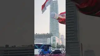 Waah keren!! di Bundaran HI ada botol sirup diangkut helikopter, Kira - kira darimana ya ?