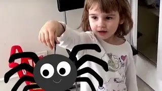 Веселый паук Черный и липкий - Игрушка липкого паука прыгающего на шкаф