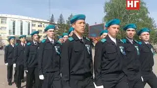 Посмотрите как чеканят шаг школьники, студенты и пожарные.