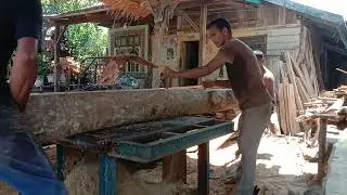 belah balok jati super besar.membutuhkan tenaga dan skill andalan.@woodhunter2580.belah balok.