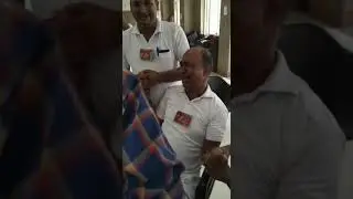 *हवलदार से प्रमोशन के बाद दरोगा जी प्रशिक्षण के बाद ब्लड टेस्ट के लिए सेंपल देते हुए। हंसना मना है 🤫