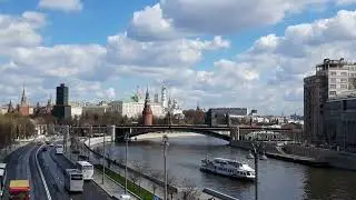 Москва. Кремль. Пречистенская  и Берсеневская набережные. Большой Каменный мост. Май 2022 года.