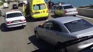 В Сочи авто врезался в отбойник