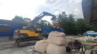 Volvo EC140 Excavator Unloading Cement Tonner Bags