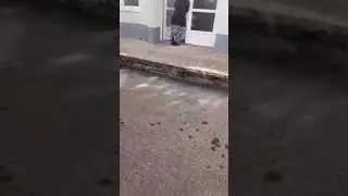 Starica trazi vode, radnica centra za socijalni rad joj ne da