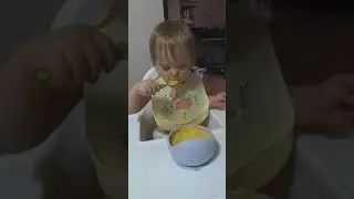 Самостоятельное кормление, Алиса 1,8 синдром Дауна