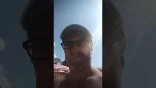 турист сомневается на пляже в Массандре