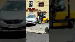 Montacargas se lleva vehículo mal estacionado en Tucumán
