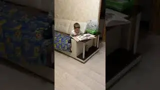 Внучка помогает ремонтировать стиральную машину
