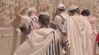 People praying in front of the wailing wal in Jerusalem
