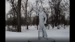 Монумент Человеку Труда. Барнаул, парк Изумрудный.