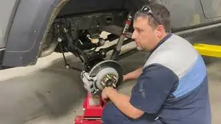 Installing 0.75 Inch Rear Spacers On A Jeep Gladiator