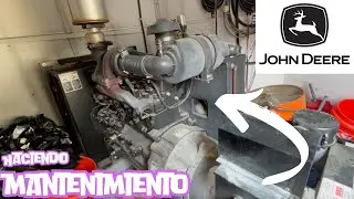 Haciendo mantenimiento a motor John Deere