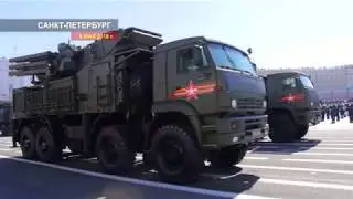 Прохождение колонны военной техники 9 мая на Дворцовой площади