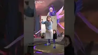 celananya ditarik sampai kelihatan anunya😂