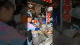 Famous noodle shop Chiang Mai, Michelin Award for 5 years in a row in Thailand. #streetfood