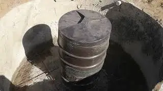 пластиковый вертикальный септик в бетонных кольцах