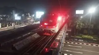 KRL Commuter Line Jogja-Solo KFW i19000 meninggalkan Stasiun Tugu Yogyakarta