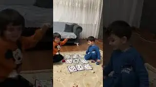 Ömer arkadaşı Bulut ile simge bulma oynuyor.