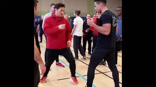DK Yoo бьёт 