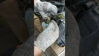 SUZUKI DF40/50 СНИМАЕМ БЕНЗОНАСОС ВД.