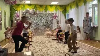 Танец программистов в детском саду