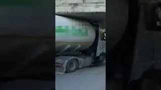 Mersin'in Tarsus ilçesinde doğal gaz yüklü tanker köprüye sıkıştı. #mersin #tanker