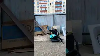 Когда мама заставляет убираться в комнате 😂 