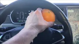 Tesla'nın otomatik pilotunu portakal ile kandırma